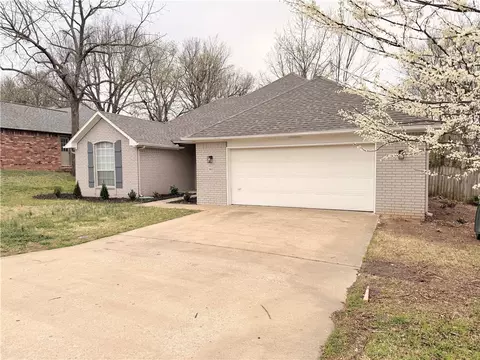 1815 N Glenbrook Pl, Fayetteville, AR 72701