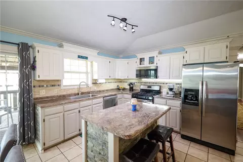 Kitchen - 6608 Lynx Ln, Harrison, AR 72601 photo 2 of 2