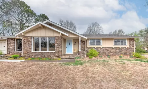 3006 Strawberry Dr, Fayetteville, AR 72703