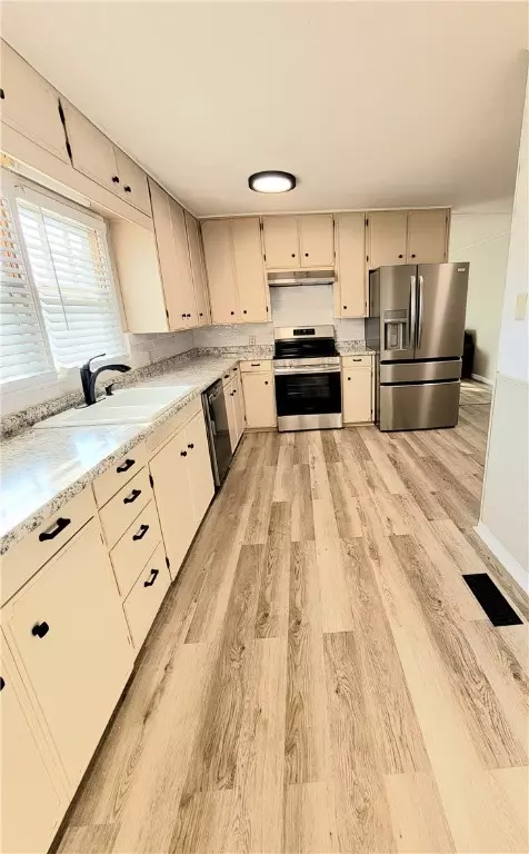 Kitchen - 9 Grandview Ave, Harrison, AR 72601 photo 2 of 3