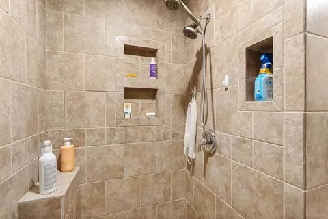 Bath - 521 Spring Cliff Dr, Rogers, AR 72756 photo 3 of 7
