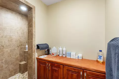 Bath - 521 Spring Cliff Dr, Rogers, AR 72756 photo 4 of 7