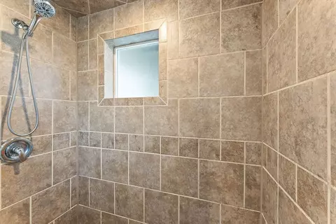 Bath - 521 Spring Cliff Dr, Rogers, AR 72756 photo 6 of 7