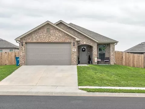 304 W Oak Ave, Gentry, AR 72734