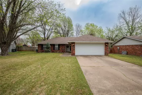 1858 Seminole Ct, Fayetteville, AR 72701