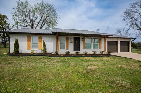 2451 W Perry Rd, Rogers, AR 72758