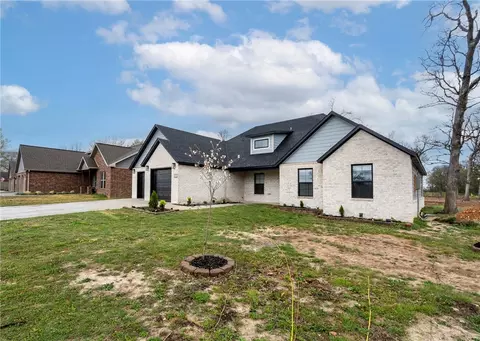 1392 Crawford St, Gentry, AR 72734