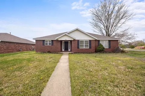 703 N Meadowlands Dr, Fayetteville, AR 72704