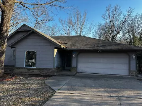 30 Burnham Dr, Bella Vista, AR 72715