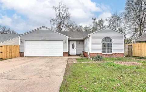 2910 NE 16th St, Bentonville, AR 72712