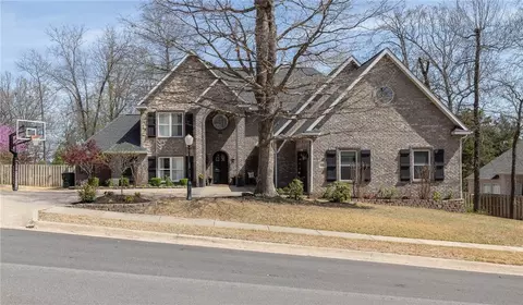 1182 N Summersby Dr, Fayetteville, AR 72701
