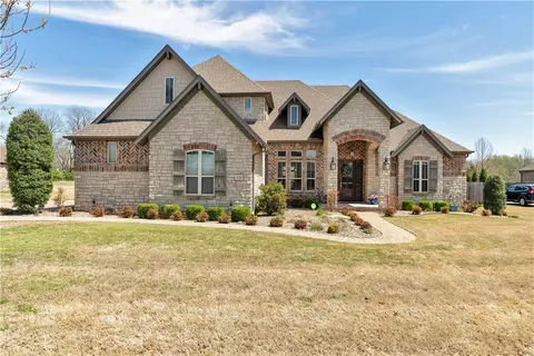 3174 N Warbler Dr, Fayetteville, AR 72704