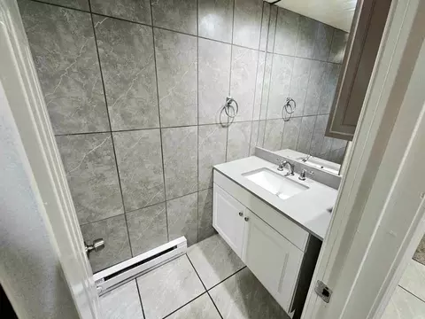 Bath - 424 E Velma Ave, Springdale, AR 72764 photo 1 of 2