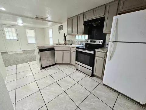 Kitchen - 424 E Velma Ave, Springdale, AR 72764 photo 2 of 2