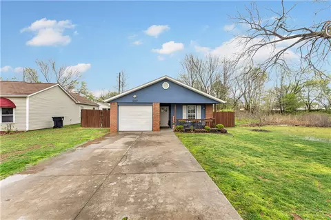 207 E Gum St, Rogers, AR 72756