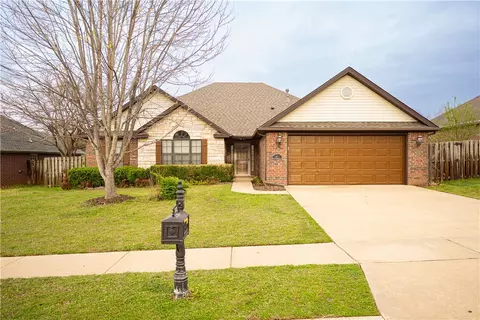 1802 N Fallbrook Way, Fayetteville, AR 72704