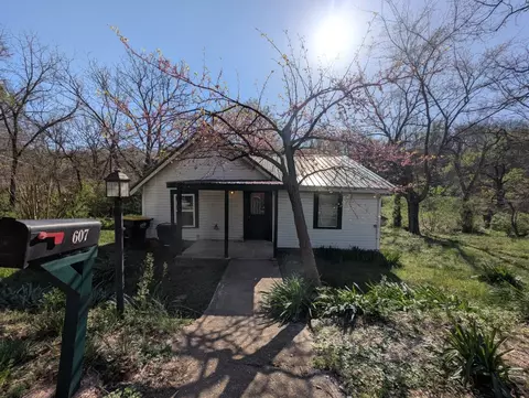 607 N Sycamore St, Harrison, AR 72601