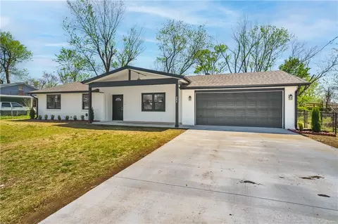 204 E Pinion St, Rogers, AR 72756