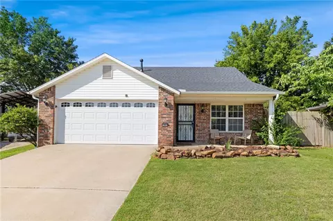 1043 S Regency Dr, Fayetteville, AR 72701