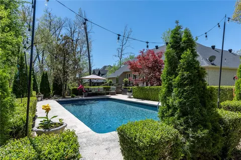 8 Geyer Rd, Bentonville, AR 72712