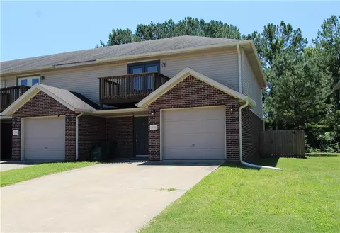 2137 Skyler Dr, Fayetteville, AR 72703