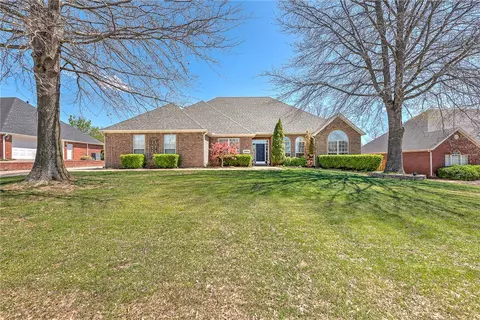 2074 N Hartford Dr, Fayetteville, AR 72701