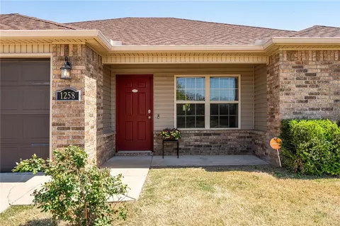 1258 S Spritz Dr, Fayetteville, AR 72701