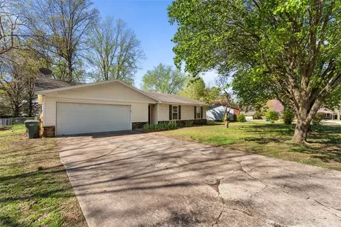 2857 Meadowlark Dr, Fayetteville, AR 72704