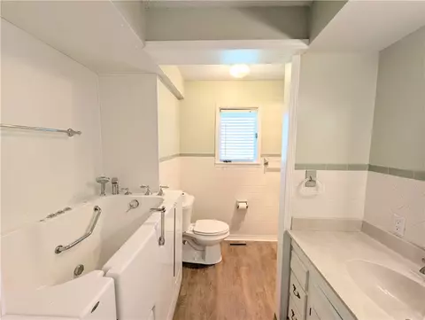 Bath - 105 Wren St, Harrison, AR 72601 photo 4 of 5