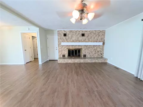 Living - 105 Wren St, Harrison, AR 72601 photo 2 of 2