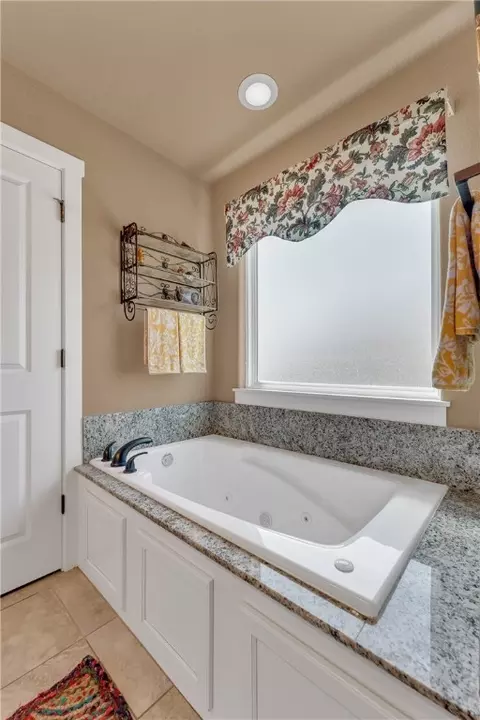 Bath - 4091 Ridgeton St, Springdale, AR 72764 photo 2 of 4