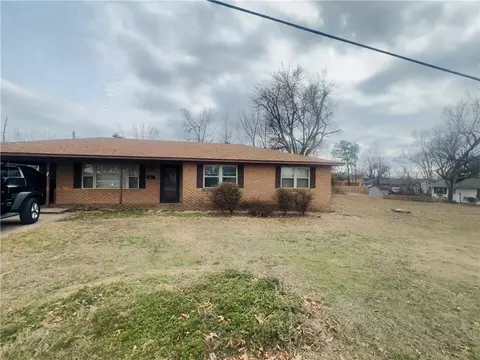 915 NW 10th St, Bentonville, AR 72712