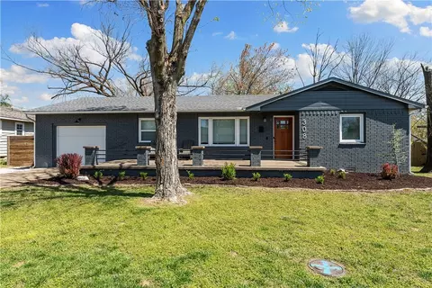 308 Crestview Dr, Bentonville, AR 72712