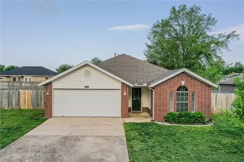 521 N D St, Centerton, AR 72719