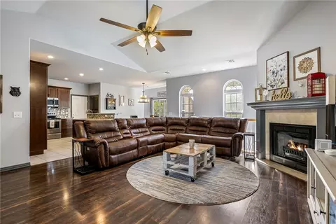 15 Harrington Dr, Bella Vista, AR 72714