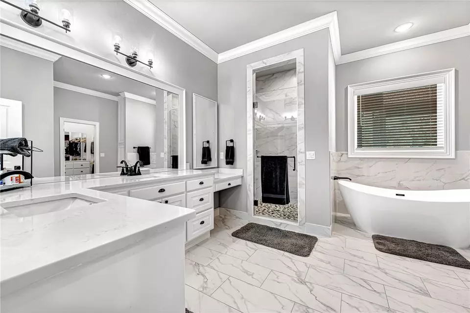 Bath - 1563 Ardemagni Rd, Springdale, AR 72762 photo 1 of 7
