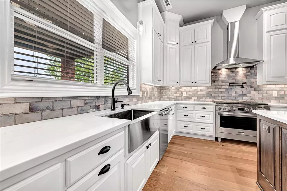 Kitchen - 1563 Ardemagni Rd, Springdale, AR 72762 photo 4 of 4