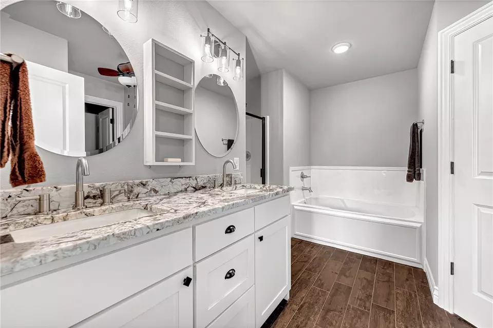 Bath - 1563 Ardemagni Rd, Springdale, AR 72762 photo 6 of 7