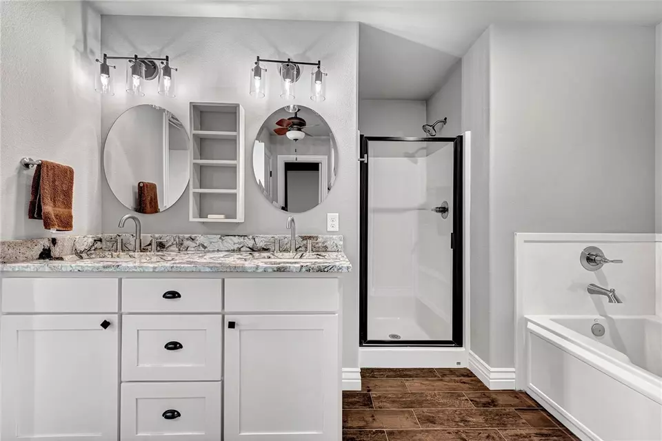 Bath - 1563 Ardemagni Rd, Springdale, AR 72762 photo 5 of 7