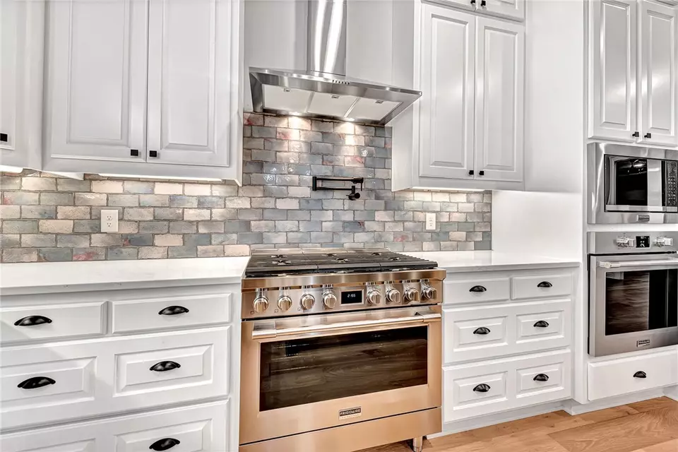 Kitchen - 1563 Ardemagni Rd, Springdale, AR 72762 photo 3 of 4