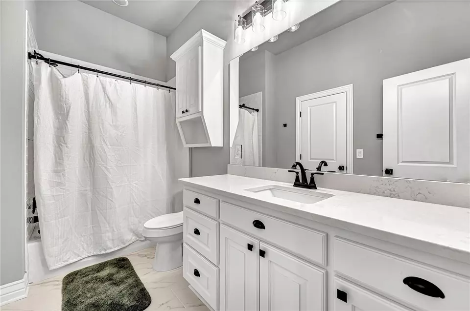 Bath - 1563 Ardemagni Rd, Springdale, AR 72762 photo 4 of 7