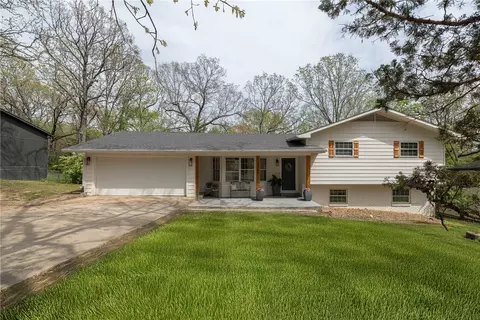 2300 N Briarwood Ln, Fayetteville, AR 72703