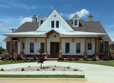 1910 Gaines St, Pea Ridge, AR 72751