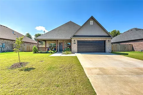 313 Ramsey St, Gentry, AR 72734