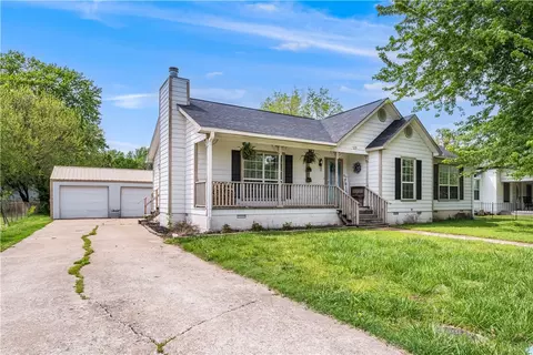129 N Otis Ave, Gentry, AR 72734