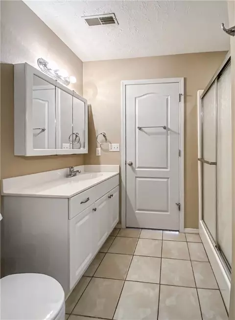 Bath - 1615 N Spring Rd #10, Harrison, AR 72601 photo 1 of 3