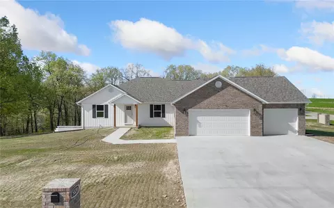 5820 Parkway Ln, Harrison, AR 72601