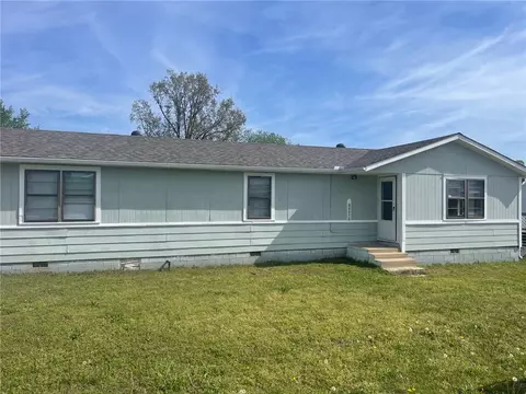 4976 Central Dr, Springdale, AR 72762