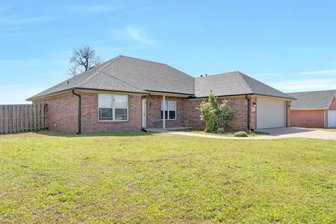 320 Division St, Centerton, AR 72719