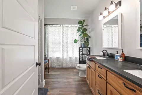 Bath - 13715 Noah Rd, Gravette, AR 72736 photo 5 of 6